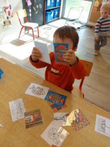 Jeu pour découvrir les œuvres de l'artiste.